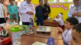 Wawako Padang Maigus Nasir meninjau Program Makan Bergizi Gratis di SDN 24 Ujung Gurun, Rabu (30/7/2025). (Foto: Prokopim Padang)