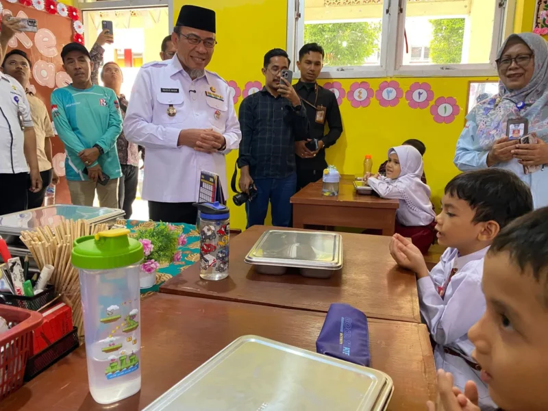 Wawako Padang Maigus Nasir meninjau Program Makan Bergizi Gratis di SDN 24 Ujung Gurun, Rabu (30/7/2025). (Foto: Prokopim Padang)
