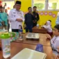 Wawako Padang Maigus Nasir meninjau Program Makan Bergizi Gratis di SDN 24 Ujung Gurun, Rabu (30/7/2025). (Foto: Prokopim Padang)