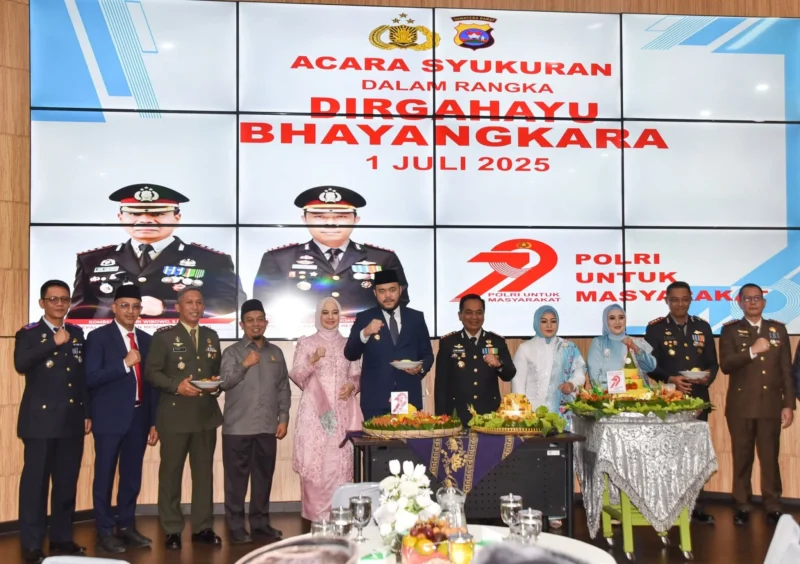 Acara syukuran dalam rangka HUT Bhayangkara ke-79 di Ruang Abu Bakar Jaar, Balai Kota Padang, Senin (30/6/2025). (Foto: Prokopim Padang)