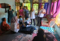 Disdukcapil Pessel rekam data e-KTP lansia secara door to door di Koto XI Tarusan, Jumat (4/7/2025). (Foto: Pemkab Pessel)