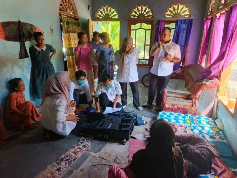Disdukcapil Pessel rekam data e-KTP lansia secara door to door di Koto XI Tarusan, Jumat (4/7/2025). (Foto: Pemkab Pessel)