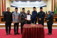 DPRD Padang Panjang mengesahkan Ranperda tentang RPJMD 2025–2029 dan Ranperda tentang Perubahan APBD 2025 dalam Rapat Paripurna Minggu (6/7/2025). (Foto: Kominfo Padang Panjang)