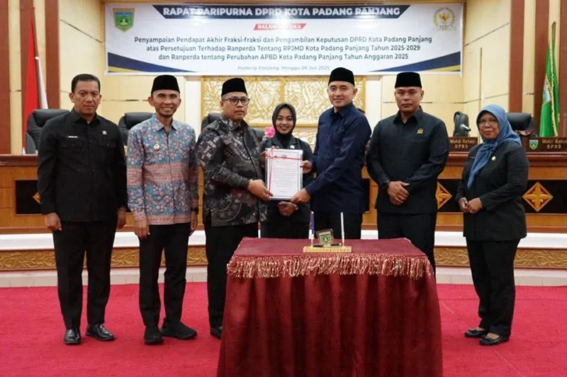 DPRD Padang Panjang mengesahkan Ranperda tentang RPJMD 2025–2029 dan Ranperda tentang Perubahan APBD 2025 dalam Rapat Paripurna Minggu (6/7/2025). (Foto: Kominfo Padang Panjang)