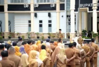 Wakil Bupati Solsel, H. Yulian Efi memimpin apel pagi rutin di halaman kantor bupati, Senin (7/7/2025). (Foto: Pemkab Solsel)