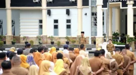 Wakil Bupati Solsel, H. Yulian Efi memimpin apel pagi rutin di halaman kantor bupati, Senin (7/7/2025). (Foto: Pemkab Solsel)