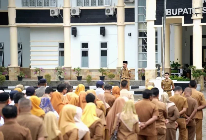 Wakil Bupati Solsel, H. Yulian Efi memimpin apel pagi rutin di halaman kantor bupati, Senin (7/7/2025). (Foto: Pemkab Solsel)