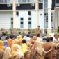 Wakil Bupati Solsel, H. Yulian Efi memimpin apel pagi rutin di halaman kantor bupati, Senin (7/7/2025). (Foto: Pemkab Solsel)