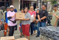 Plh Sekdako Padang Corri Saidan menyerahkan bantuan kepada korban kebakaran di Parak Gadang. (Foto: Diskominfo Padang)