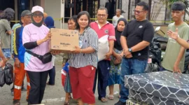 Plh Sekdako Padang Corri Saidan menyerahkan bantuan kepada korban kebakaran di Parak Gadang. (Foto: Diskominfo Padang)