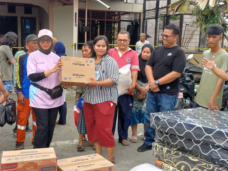 Plh Sekdako Padang Corri Saidan menyerahkan bantuan kepada korban kebakaran di Parak Gadang. (Foto: Diskominfo Padang)