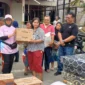 Plh Sekdako Padang Corri Saidan menyerahkan bantuan kepada korban kebakaran di Parak Gadang. (Foto: Diskominfo Padang)