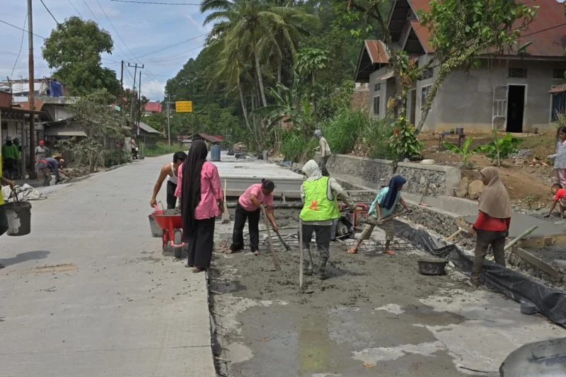 Progres perbaikan jalan Payakumbuh–Lintau sudah 50 persen. (Foto: ADPSB)