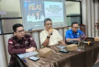 Kepala Dispora Padang Afriadi rapat persiapan Lomba Napak Tilas Bagindo Aziz Chan di Aula Dispora, Rabu (9/7/2025). (Foto: Diskominfo Padang)