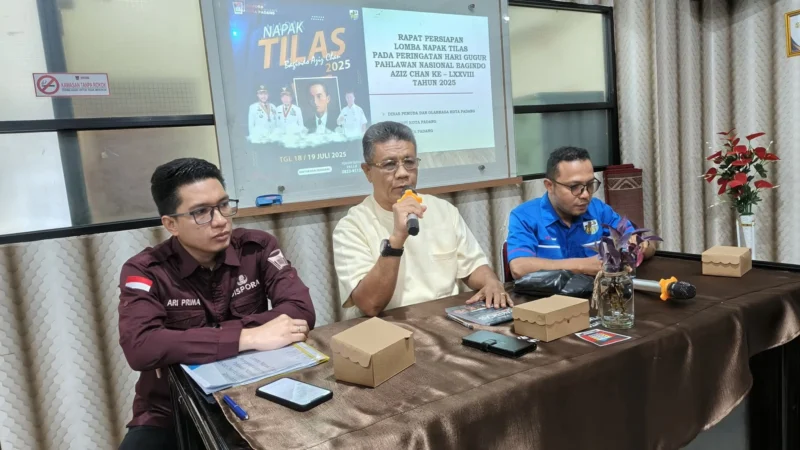 Kepala Dispora Padang Afriadi rapat persiapan Lomba Napak Tilas Bagindo Aziz Chan di Aula Dispora, Rabu (9/7/2025). (Foto: Diskominfo Padang)