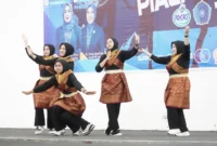Penampilan salah satu grup pada Lomba Senam Kreasi Piala Bupati Tanah Datar 2025, Jumat (11/7/2025). (Foto: Prokopim Tanah Datar)