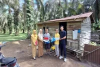 Pemkab Dharmasraya menyalurkan bantuan rehab rumah, jaminan BPJS gratis, dan insentif ibu hamil sebagai langkah nyata perlindungan sosial bagi masyarakat. (Foto: Pemkab Dharmasraya)
