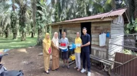 Pemkab Dharmasraya menyalurkan bantuan rehab rumah, jaminan BPJS gratis, dan insentif ibu hamil sebagai langkah nyata perlindungan sosial bagi masyarakat. (Foto: Pemkab Dharmasraya)