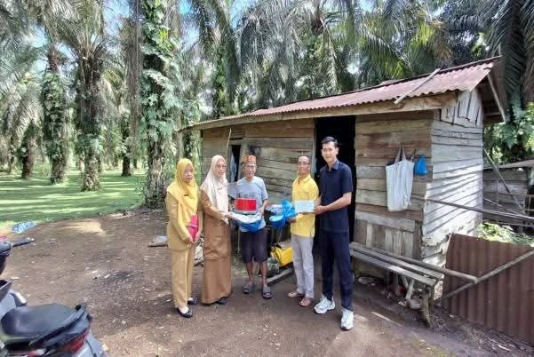Pemkab Dharmasraya menyalurkan bantuan rehab rumah, jaminan BPJS gratis, dan insentif ibu hamil sebagai langkah nyata perlindungan sosial bagi masyarakat. (Foto: Pemkab Dharmasraya)