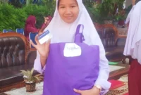 Syafira Ichwansyah Putri, salah satu penerima Kartu Padang Juara di SMPN 2 Padang. (Foto: Diskominfo Padang)