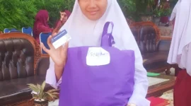 Syafira Ichwansyah Putri, salah satu penerima Kartu Padang Juara di SMPN 2 Padang. (Foto: Diskominfo Padang)