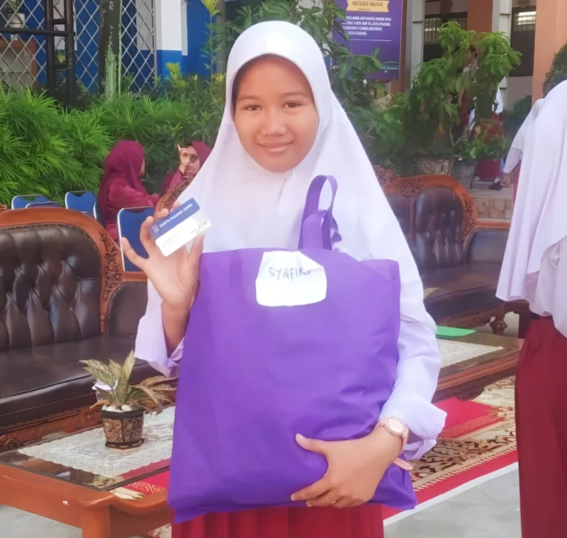 Syafira Ichwansyah Putri, salah satu penerima Kartu Padang Juara di SMPN 2 Padang. (Foto: Diskominfo Padang)
