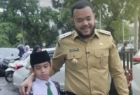 Wali Kota Padang Fadly Amran mengantarkan putranya ke sekolah, Senin pagi (14/7/2025). (Foto: FB Diskominfo Padang)