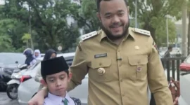 Wali Kota Padang Fadly Amran mengantarkan putranya ke sekolah, Senin pagi (14/7/2025). (Foto: FB Diskominfo Padang)