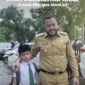 Wali Kota Padang Fadly Amran mengantarkan putranya ke sekolah, Senin pagi (14/7/2025). (Foto: FB Diskominfo Padang)
