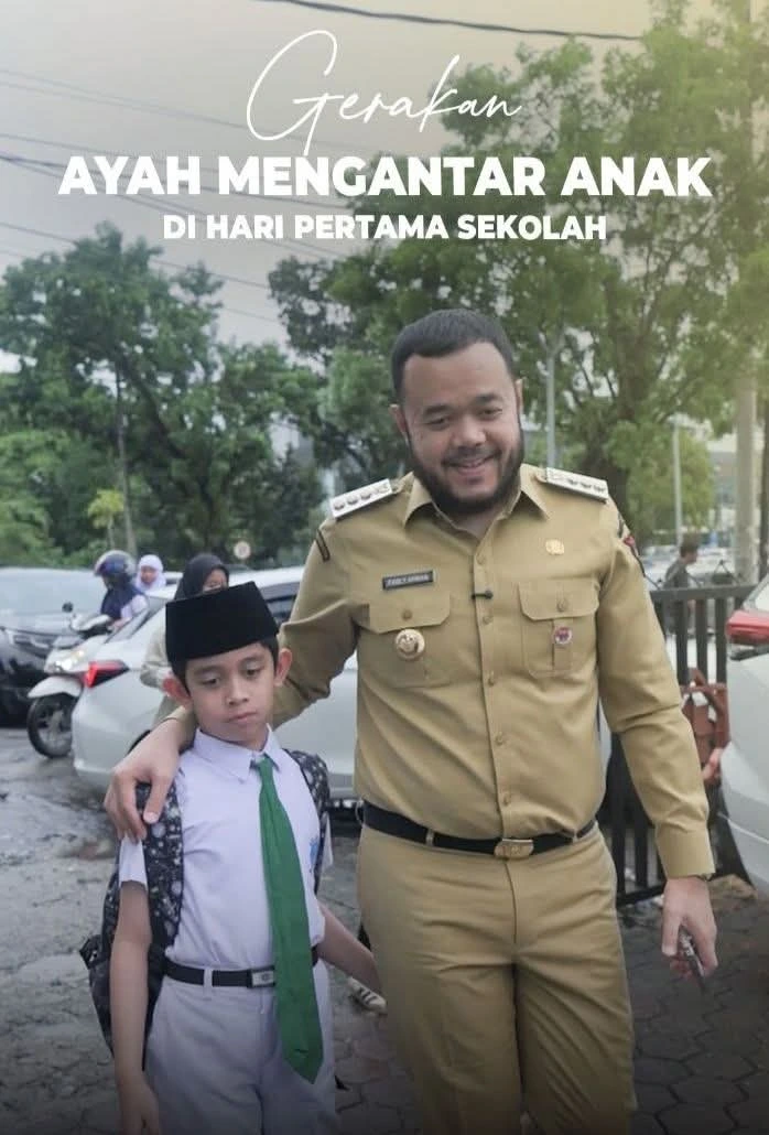 Wali Kota Padang Fadly Amran mengantarkan putranya ke sekolah, Senin pagi (14/7/2025). (Foto: FB Diskominfo Padang)