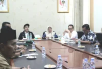 Bupati Dharmasraya Annisa Suci Ramadhani memimpin rakor lintas sektoral di ruang rapat bupati, Jumat (18/7/2025). (Foto: Pemkab Dharmasraya)