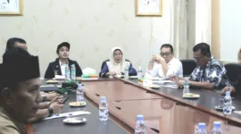 Bupati Dharmasraya Annisa Suci Ramadhani memimpin rakor lintas sektoral di ruang rapat bupati, Jumat (18/7/2025). (Foto: Pemkab Dharmasraya)