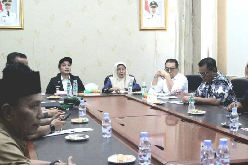 Bupati Dharmasraya Annisa Suci Ramadhani memimpin rakor lintas sektoral di ruang rapat bupati, Jumat (18/7/2025). (Foto: Pemkab Dharmasraya)