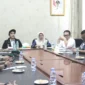 Bupati Dharmasraya Annisa Suci Ramadhani memimpin rakor lintas sektoral di ruang rapat bupati, Jumat (18/7/2025). (Foto: Pemkab Dharmasraya)