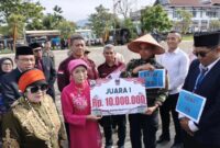 Keluarga Bagindo Aziz Chan menyerahkan hadiah kepada Tim Satpol PP Padang yang berhasil menjuarai lomba Napak Tilas Bagindo Azis Chan, Sabtu (19/7/2025). (Foto: Humas Satpol PP Padang)