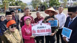 Keluarga Bagindo Aziz Chan menyerahkan hadiah kepada Tim Satpol PP Padang yang berhasil menjuarai lomba Napak Tilas Bagindo Azis Chan, Sabtu (19/7/2025). (Foto: Humas Satpol PP Padang)