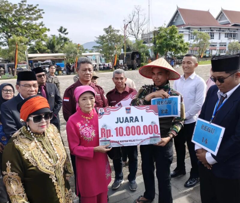 Keluarga Bagindo Aziz Chan menyerahkan hadiah kepada Tim Satpol PP Padang yang berhasil menjuarai lomba Napak Tilas Bagindo Azis Chan, Sabtu (19/7/2025). (Foto: Humas Satpol PP Padang)