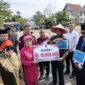 Keluarga Bagindo Aziz Chan menyerahkan hadiah kepada Tim Satpol PP Padang yang berhasil menjuarai lomba Napak Tilas Bagindo Azis Chan, Sabtu (19/7/2025). (Foto: Humas Satpol PP Padang)