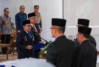 Bupati Tanah Datar, Eka Putra melantik Abdurrahman Hadi sebagai Sekda definitif pada Selasa (22/7/2025) di Aula Kantor Bupati, Pagaruyung. (Foto: Prokopim Tanah Datar)
