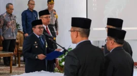 Bupati Tanah Datar, Eka Putra melantik Abdurrahman Hadi sebagai Sekda definitif pada Selasa (22/7/2025) di Aula Kantor Bupati, Pagaruyung. (Foto: Prokopim Tanah Datar)
