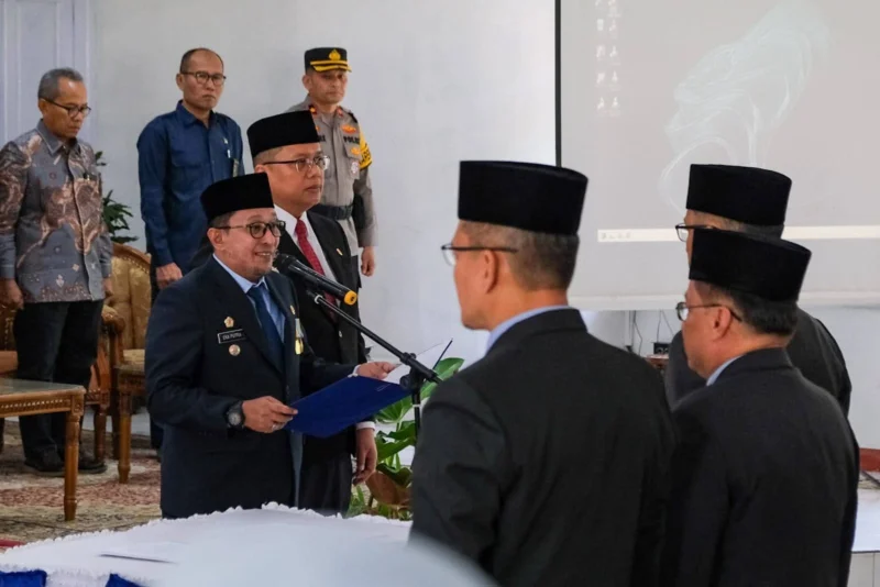Bupati Tanah Datar, Eka Putra melantik Abdurrahman Hadi sebagai Sekda definitif pada Selasa (22/7/2025) di Aula Kantor Bupati, Pagaruyung. (Foto: Prokopim Tanah Datar)