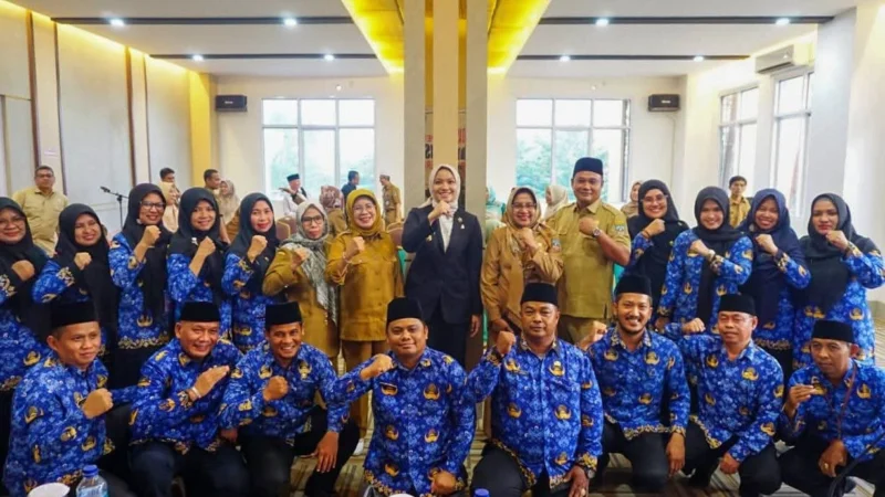 Bupati Dharmasraya, Annisa Suci Ramadhani melantik 18 pejabat administrator dan pengawas di lingkungan Pemkab Dharmasraya, Selasa (22/7/2025). (Foto: Pemkab Dharmasraya)