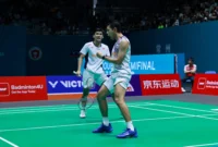 Fajar/Fikri menjuarai China Open 2025 usai menaklukkan Aaron Chia/Soh Wooi Yik dalam dua gim langsung 21-15, 21-14, Minggu (27/7/2025). (Foto: PBSI)