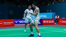Fajar/Fikri menjuarai China Open 2025 usai menaklukkan Aaron Chia/Soh Wooi Yik dalam dua gim langsung 21-15, 21-14, Minggu (27/7/2025). (Foto: PBSI)