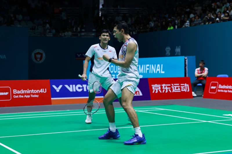 Fajar/Fikri menjuarai China Open 2025 usai menaklukkan Aaron Chia/Soh Wooi Yik dalam dua gim langsung 21-15, 21-14, Minggu (27/7/2025). (Foto: PBSI)