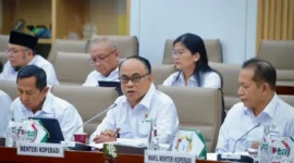 Menteri Koperasi Budi Arie Setiadi didampingi Wakil Menteri Koperasi Ferry Juliantono menghadiri rapat kerja dengan Komisi VI DPR RI, Jakarta (9/7/2025). (Foto: Kemenkop)