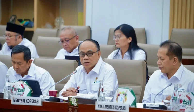 Menteri Koperasi Budi Arie Setiadi didampingi Wakil Menteri Koperasi Ferry Juliantono menghadiri rapat kerja dengan Komisi VI DPR RI, Jakarta (9/7/2025). (Foto: Kemenkop)
