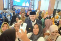 Wali Kota Padang Fadly Amran bersama TKSK dan PSM saat Bimtek di Bagindo Aziz Chan Youth Center, Selasa (1/7/2025). (Foto: Prokopim Padang)