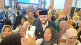 Wali Kota Padang Fadly Amran bersama TKSK dan PSM saat Bimtek di Bagindo Aziz Chan Youth Center, Selasa (1/7/2025). (Foto: Prokopim Padang)