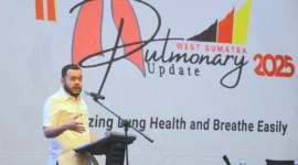 Wali Kota Padang, Fadly Amran tampil sebagai keynote speaker dalam Simposium dan Workshop Nasional “Pulmonary Update 2025 di The ZHM Premiere Hotel Padang, Sabtu (5/7/2025). (Foto: Prokopim Padang)